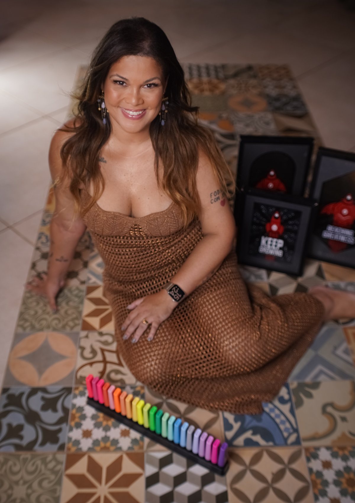 Isa Moreira em um ambiente de trabalho